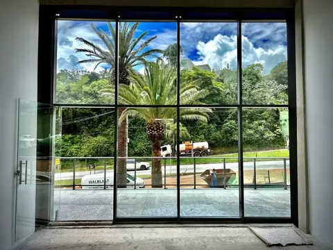 Acesso envidraçado de loja comercial no Edifício Ventura