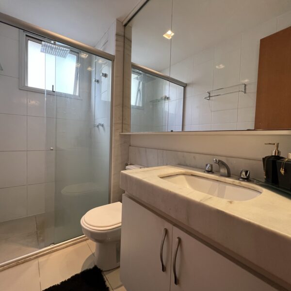 Banheiro social Apartamento mobiliado de 2 Quartos, com 2 vagas, à venda por R$920.000,00 no Condomínio Cennario Vila da Serra