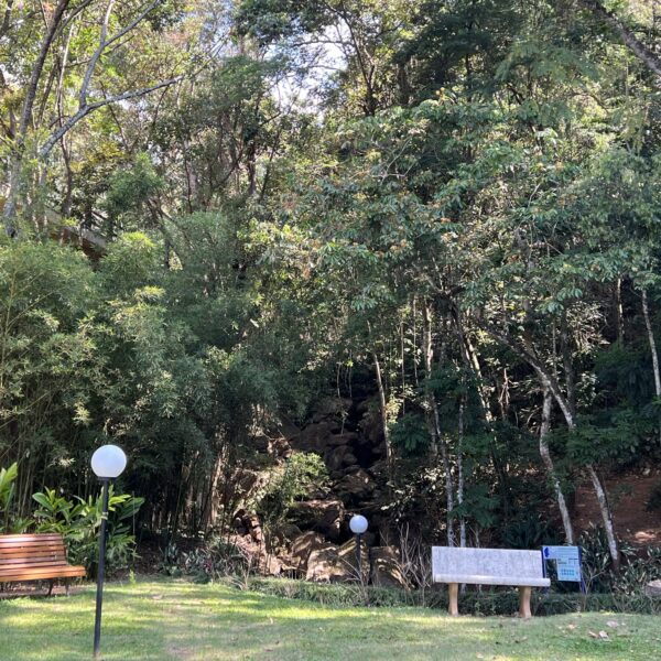 Cascatinha Casa de 3 Quartos, com 6 vagas no Condomínio Bosque do Jambreiro Nova Lima
