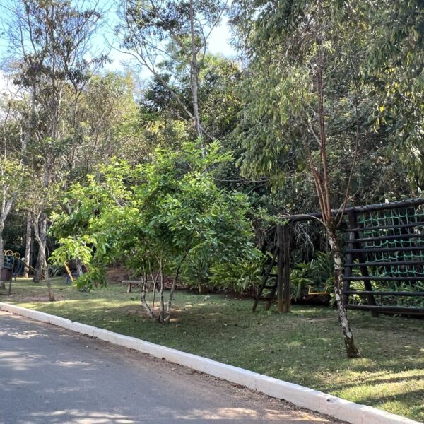 Parquinho infantil Casa de 3 Quartos, com 6 vagas no Condomínio Bosque do Jambreiro Nova Lima