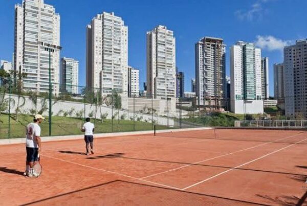 Quadro de tênis de saibro Apartamento mobiliado de 2 Quartos, com 2 vagas, à venda por R$920.000,00 no Condomínio Cennario Vila da Serra