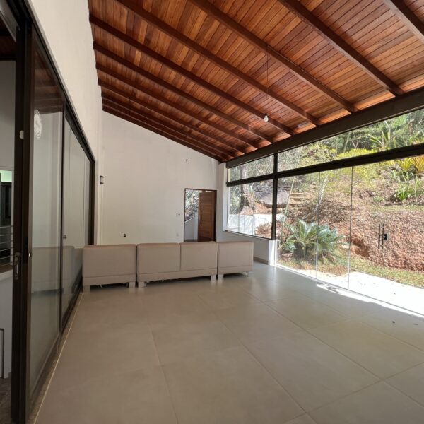 Sala ampla para dois ambientes Casa de 3 Quartos, com 6 vagas no Condomínio Bosque do Jambreiro Nova Lima