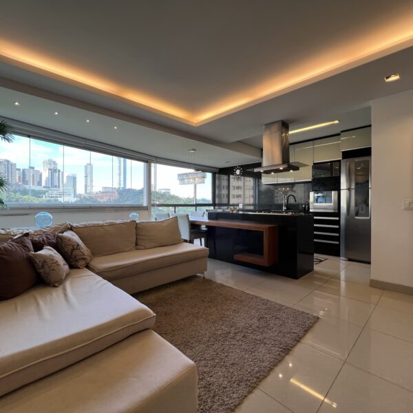 Sala com vista panorâmica Apartamento mobiliado de 2 Quartos, com 2 vagas, à venda por R$920.000,00 no Condomínio Cennario Vila da Serra