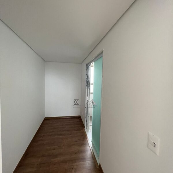 Closet Cobertura de 4 quartos, com 3 vagas, à venda por R$3.400.000,00, no Residencial Dom Henrique, no Vale do Sereno, Nova Lima