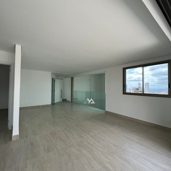 Sala Principal Cobertura de 4 quartos, com 3 vagas, à venda por R$3.400.000,00, no Residencial Dom Henrique, no Vale do Sereno, Nova Lima