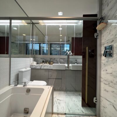 Banheiro Apartamento de 4 Quartos, com 4 vagas, à venda por R$2.700.000,00 no Edifício Bosque do Sereno, Vila da Serra, Nova Lima