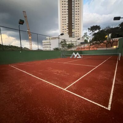 Quadra de Tênis de Saibro Apartamento de 4 Quartos, com 4 vagas, à venda por R$2.700.000,00 no Edifício Bosque do Sereno, Vila da Serra, Nova Lima