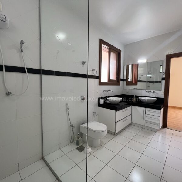 banheiro suíte Casa de 4 Quartos, com 5 vagas à venda por R2.600.000,00, no Condomínio Bosque do Jambreiro, Nova Lima - MG