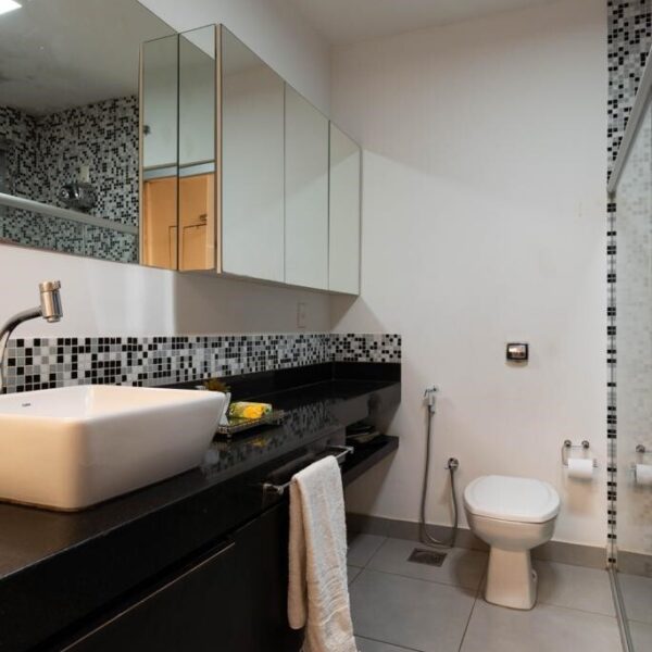 Banheiro suíte Casa com 4 quartos e 2 vagas, por R$1.900.000,00, no Condomínio Ouro Velho Mansões, Nova Lima - MG