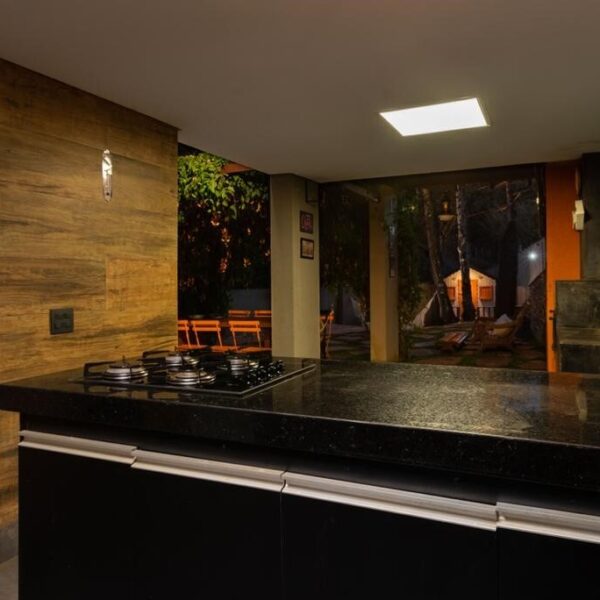 Espaço gourmet noturno Casa com 4 quartos e 2 vagas, por R$1.900.000,00, no Condomínio Ouro Velho Mansões, Nova Lima - MG