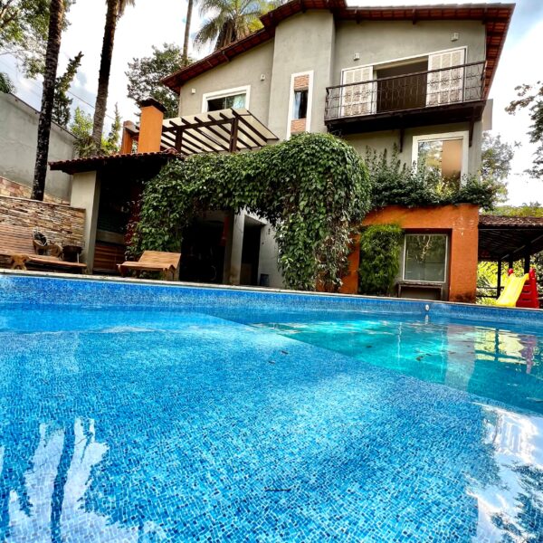 Piscina Casa com 4 quartos e 2 vagas, por R$1.900.000,00, no Condomínio Ouro Velho Mansões, Nova Lima - MG