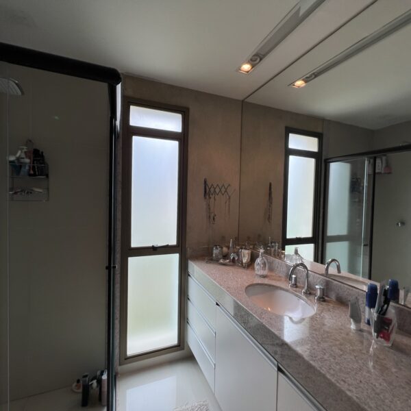 Banheiro suíte Apartamento de 3 quartos com 2 vagas à venda por R$1.450.000,00 no Vila Grimm, Vale dos Cristais, Nova Lima - MG