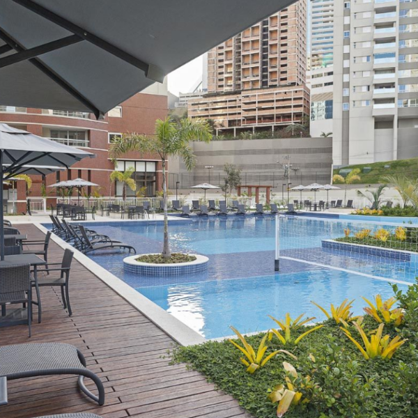 Piscina com prainha Apartamento mobiliado de 02 Quartos, 02 Vagas, por R$7.100,00, no Condomínio Metrópole, Vila da Serra, Nova Lima - MG