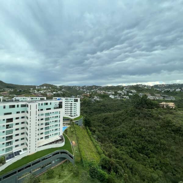 Vista Apartamento de 3 quartos com 2 vagas à venda por R$1.450.000,00 no Vila Grimm, Vale dos Cristais, Nova Lima - MG