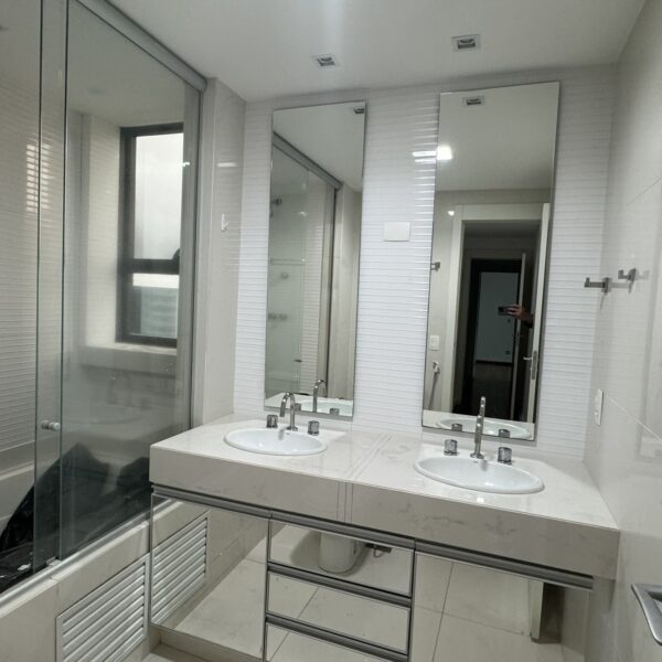 Banho com hidro Apartamento de 4 Quartos, com 3 vagas, para alugar por R$12.000,00, no Condomínio Alameda, Vila da Serra