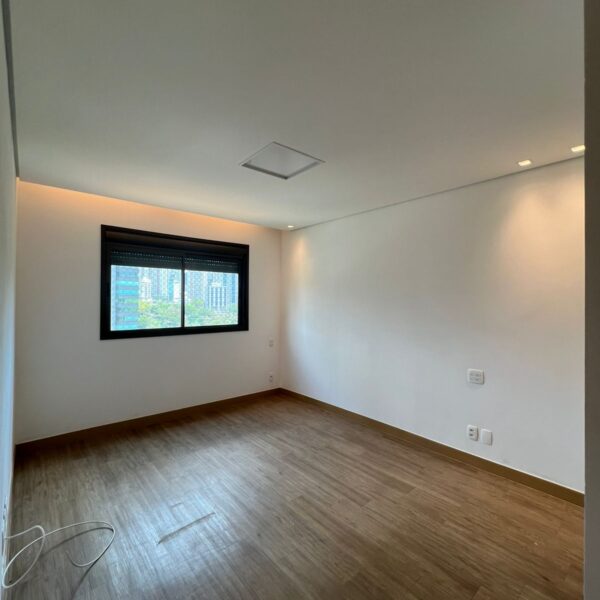 Semi suíte Apartamento de 4 Quartos, com 3 Vagas, à venda por R$2.790.000,00 no Edifício Vilaró Vale do Sereno