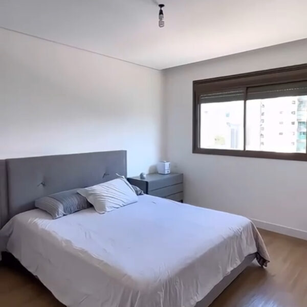 Suíte Apartamento de 4 Quartos, com 3 Vagas, à venda por R$2.790.000,00 no Edifício Vilaró Vale do Sereno