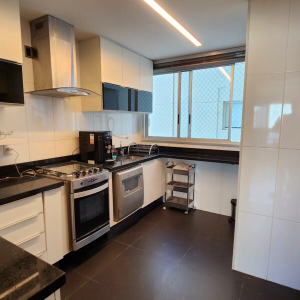 Cozinha apartamento semimobiliado para alugar no Metropole Vila da Serra por R$6.800,00