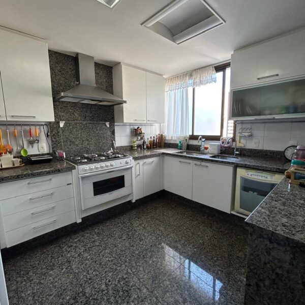 Cozinha ampla apartamento a venda na Lagoa Seca Belvedere Belo Horizonte por R$3.720.000,00