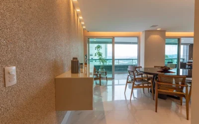 Hall de entrada com painel decorativo em granilite e buffet suspenso