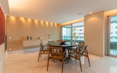 Sala de jantar com vista para o condomínio e iluminação embutida em parede texturizada