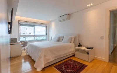 Suíte master com cama king size, ar-condicionado e iluminação indireta