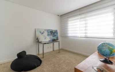 Quarto reversível em escritório com carpete e iluminação natural