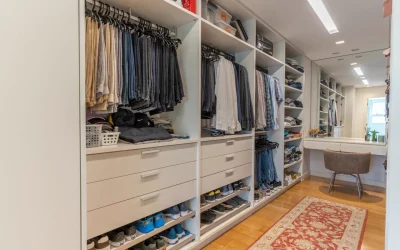 Closet amplo com araras, gaveteiros, sapateira e bancada penteadeira