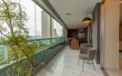 Varanda lateral com vista panorâmica da cidade e área de leitura