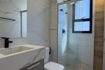 Banheiro em mármore branco com box de vidro — Apartamento Aldea Vale do Sereno