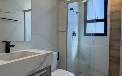 Banheiro em mármore branco com box de vidro — Apartamento Aldea Vale do Sereno