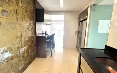 Cozinha com Bar Integrado Apartamento Cinecittà Vila da Serra