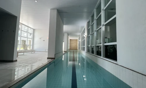 Piscina coberta aquecida com raia do Condomínio Four Seasons, Vila da Serra, Nova Lima