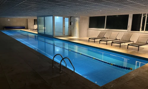 Piscina coberta aquecida com espreguicadeiras no Condominio Bordeaux Vila da Serra Nova Lima