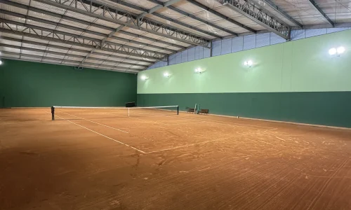 Quadra de tenis de saibro coberta no Condominio Bordeaux Vila da Serra Nova Lima