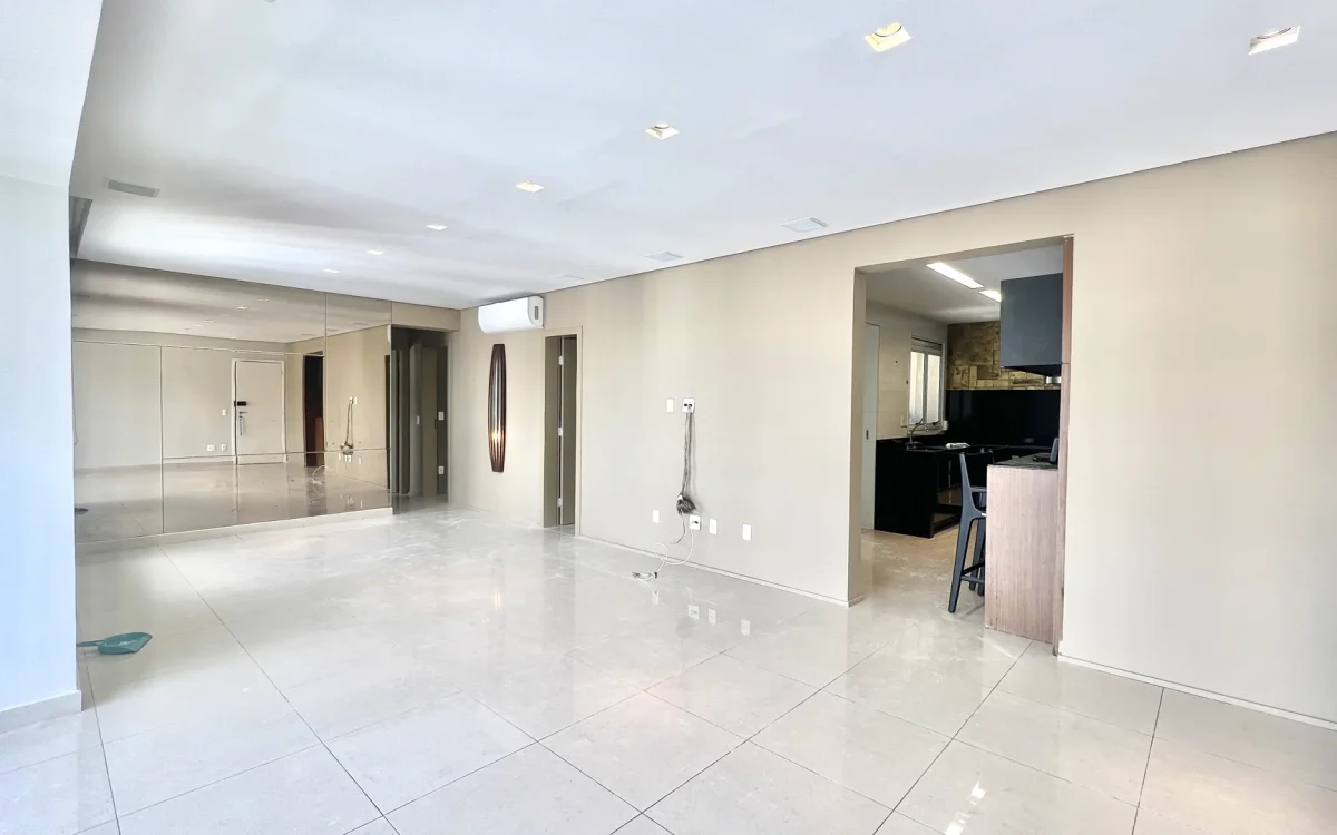 Sala com Parede de Espelhos Apartamento Cinecittà Vila da Serra