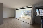 Sala com varanda envidraçada e área de serviço — Apartamento Aldea Vale do Sereno