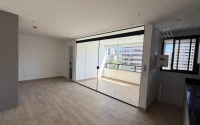 Sala com varanda envidraçada e área de serviço — Apartamento Aldea Vale do Sereno