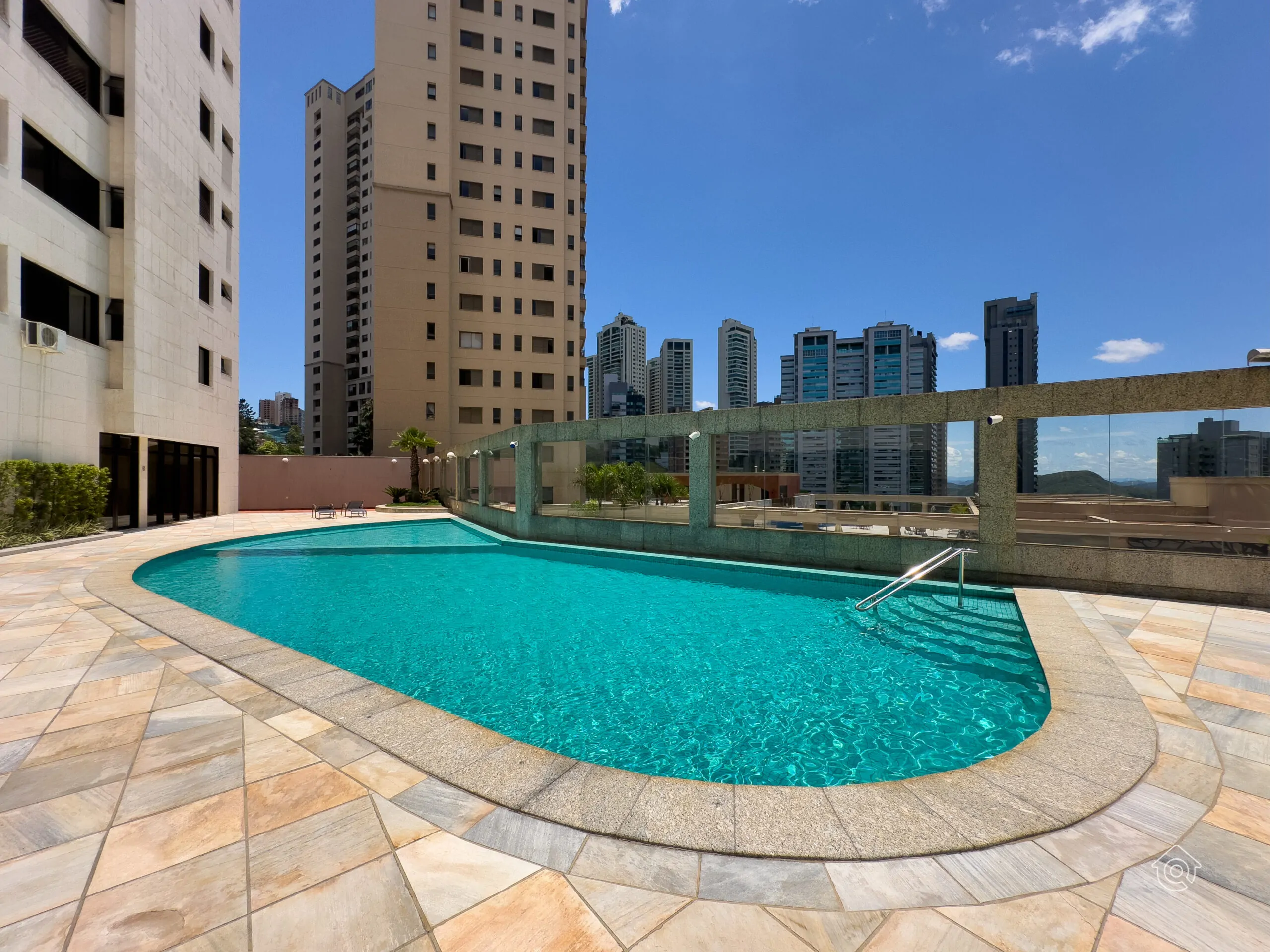 Piscina vista lateral Portal da Montanha Vila da Serra